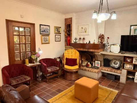 A Casa das Hortênsias | Moradia T4 com Jardim, Cozinha Regional e Excelente Exposição Solar