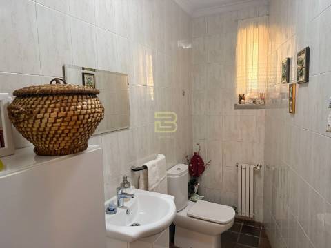 A Casa das Hortênsias | Moradia T4 com Jardim, Cozinha Regional e Excelente Exposição Solar
