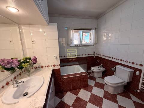 A Casa das Hortênsias | Moradia T4 com Jardim, Cozinha Regional e Excelente Exposição Solar