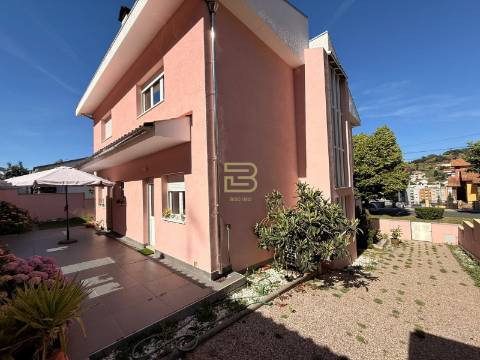 A Casa das Hortênsias | Moradia T4 com Jardim, Cozinha Regional e Excelente Exposição Solar