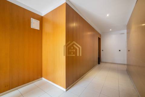 Apartamento duplex T3+1(3 quartos + estúdio 104,40m2), área 350m2, garagem fechada para 3 a 4 carros