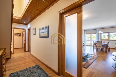 Apartamento duplex T3+1(3 quartos + estúdio 104,40m2), área 350m2, garagem fechada para 3 a 4 carros