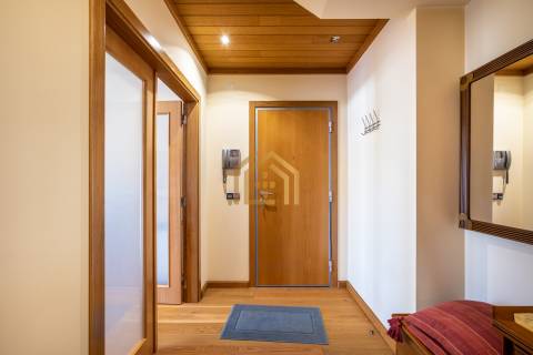 Apartamento duplex T3+1(3 quartos + estúdio 104,40m2), área 350m2, garagem fechada para 3 a 4 carros