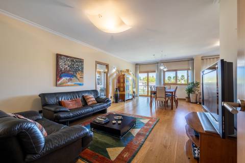 Apartamento duplex T3+1(3 quartos + estúdio 104,40m2), área 350m2, garagem fechada para 3 a 4 carros