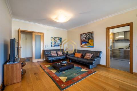 Apartamento duplex T3+1(3 quartos + estúdio 104,40m2), área 350m2, garagem fechada para 3 a 4 carros