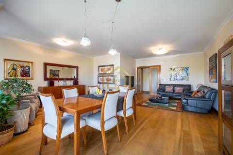 Apartamento duplex T3+1(3 quartos + estúdio 104,40m2), área 350m2, garagem fechada para 3 a 4 carros