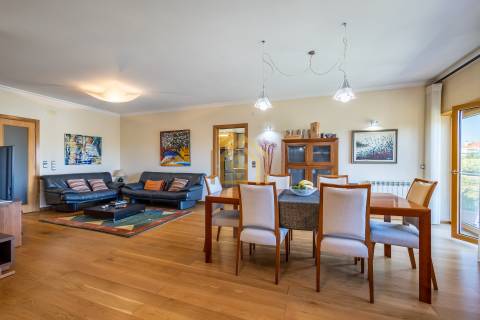 Apartamento duplex T3+1(3 quartos + estúdio 104,40m2), área 350m2, garagem fechada para 3 a 4 carros