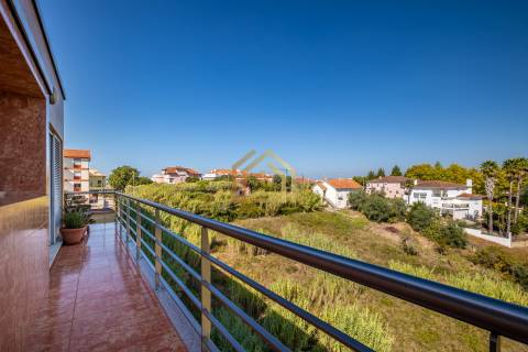 Apartamento duplex T3+1(3 quartos + estúdio 104,40m2), área 350m2, garagem fechada para 3 a 4 carros