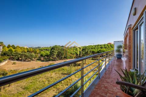 Apartamento duplex T3+1(3 quartos + estúdio 104,40m2), área 350m2, garagem fechada para 3 a 4 carros