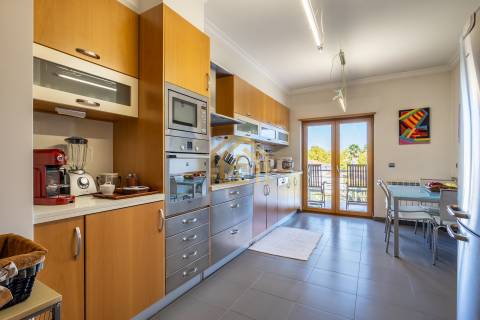 Apartamento duplex T3+1(3 quartos + estúdio 104,40m2), área 350m2, garagem fechada para 3 a 4 carros