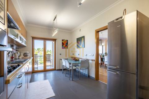 Apartamento duplex T3+1(3 quartos + estúdio 104,40m2), área 350m2, garagem fechada para 3 a 4 carros