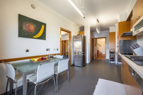 Apartamento duplex T3+1(3 quartos + estúdio 104,40m2), área 350m2, garagem fechada para 3 a 4 carros