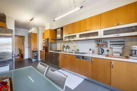 Apartamento duplex T3+1(3 quartos + estúdio 104,40m2), área 350m2, garagem fechada para 3 a 4 carros