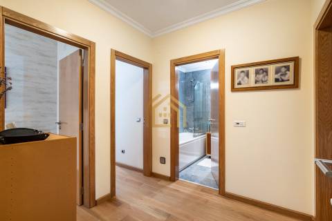 Apartamento duplex T3+1(3 quartos + estúdio 104,40m2), área 350m2, garagem fechada para 3 a 4 carros