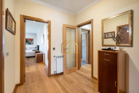 Apartamento duplex T3+1(3 quartos + estúdio 104,40m2), área 350m2, garagem fechada para 3 a 4 carros