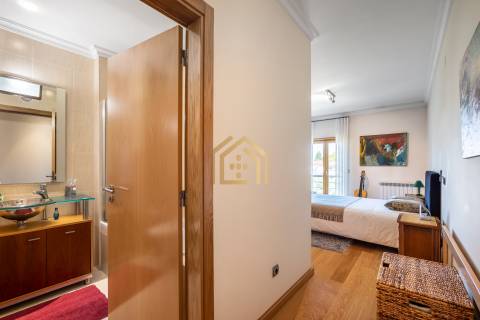 Apartamento duplex T3+1(3 quartos + estúdio 104,40m2), área 350m2, garagem fechada para 3 a 4 carros