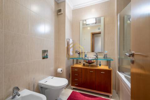 Apartamento duplex T3+1(3 quartos + estúdio 104,40m2), área 350m2, garagem fechada para 3 a 4 carros