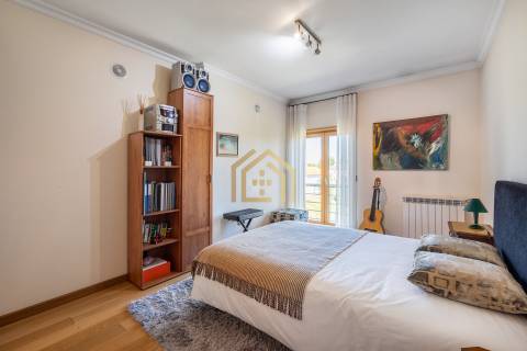 Apartamento duplex T3+1(3 quartos + estúdio 104,40m2), área 350m2, garagem fechada para 3 a 4 carros