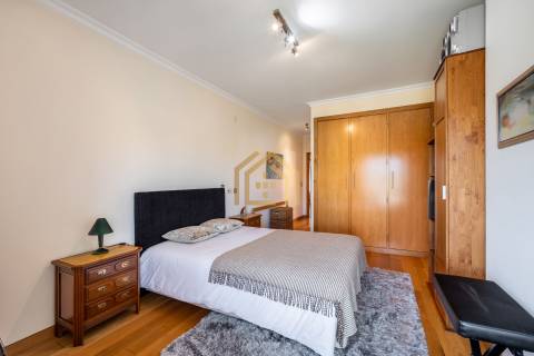 Apartamento duplex T3+1(3 quartos + estúdio 104,40m2), área 350m2, garagem fechada para 3 a 4 carros