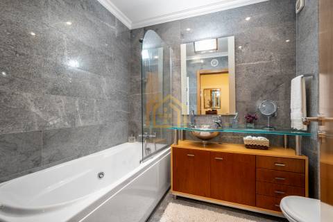 Apartamento duplex T3+1(3 quartos + estúdio 104,40m2), área 350m2, garagem fechada para 3 a 4 carros