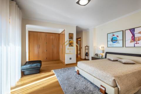 Apartamento duplex T3+1(3 quartos + estúdio 104,40m2), área 350m2, garagem fechada para 3 a 4 carros