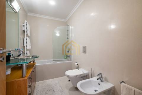 Apartamento duplex T3+1(3 quartos + estúdio 104,40m2), área 350m2, garagem fechada para 3 a 4 carros