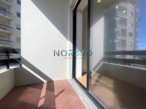 Apartamento T2 Totalmente Renovado - Frente Mar