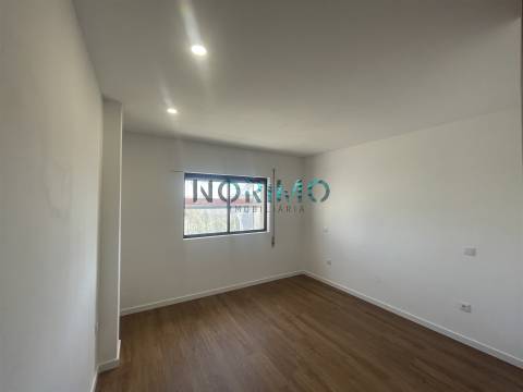 T2 Centro da Póvoa de Varzim com lugar de garagem e elevador 195.000€