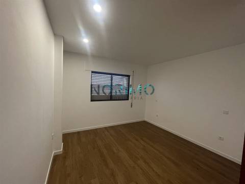 T2 Centro da Póvoa de Varzim com lugar de garagem e elevador 195.000€