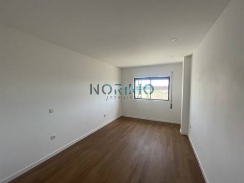 T2 Centro da Póvoa de Varzim com lugar de garagem e elevador 195.000€