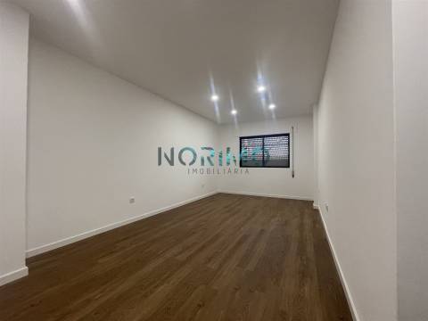 T2 Centro da Póvoa de Varzim com lugar de garagem e elevador 195.000€