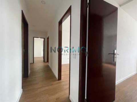 T2 Centro da Póvoa de Varzim com lugar de garagem e elevador 195.000€