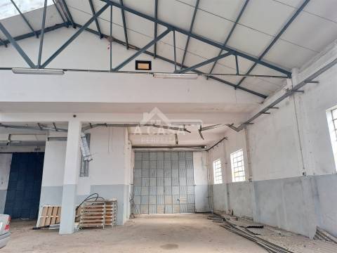 Armazém com 910 m2 inserido num terreno com a área total de 2.780 m2 em São Miguel do Souto