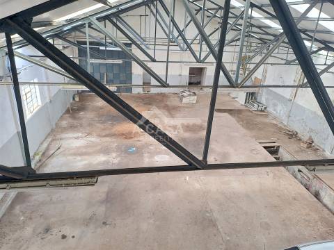 Armazém com 910 m2 inserido num terreno com a área total de 2.780 m2 em São Miguel do Souto