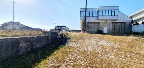 Armazém com 910 m2 inserido num terreno com a área total de 2.780 m2 em São Miguel do Souto
