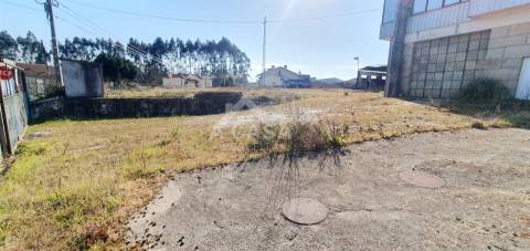 Armazém com 910 m2 inserido num terreno com a área total de 2.780 m2 em São Miguel do Souto