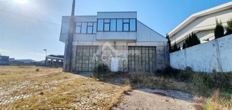 Armazém com 910 m2 inserido num terreno com a área total de 2.780 m2 em São Miguel do Souto