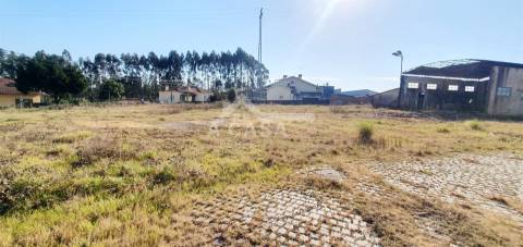 Armazém com 910 m2 inserido num terreno com a área total de 2.780 m2 em São Miguel do Souto