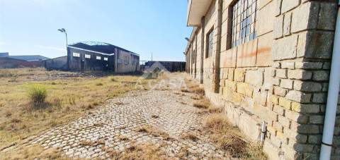 Armazém com 910 m2 inserido num terreno com a área total de 2.780 m2 em São Miguel do Souto