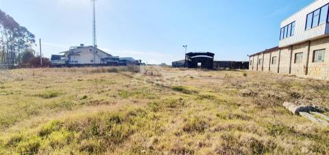 Armazém com 910 m2 inserido num terreno com a área total de 2.780 m2 em São Miguel do Souto