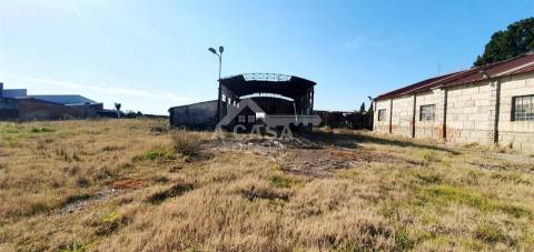 Armazém com 910 m2 inserido num terreno com a área total de 2.780 m2 em São Miguel do Souto