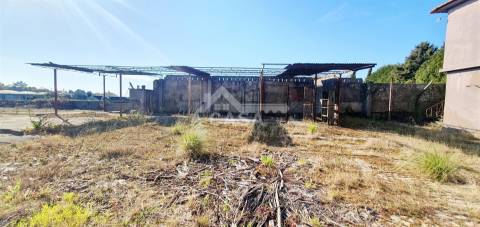 Armazém com 910 m2 inserido num terreno com a área total de 2.780 m2 em São Miguel do Souto