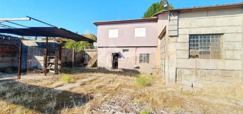 Armazém com 910 m2 inserido num terreno com a área total de 2.780 m2 em São Miguel do Souto