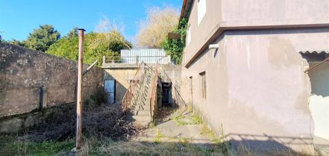 Armazém com 910 m2 inserido num terreno com a área total de 2.780 m2 em São Miguel do Souto