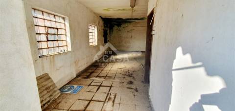 Armazém com 910 m2 inserido num terreno com a área total de 2.780 m2 em São Miguel do Souto