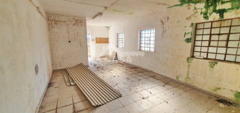Armazém com 910 m2 inserido num terreno com a área total de 2.780 m2 em São Miguel do Souto