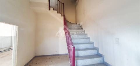 Armazém com 910 m2 inserido num terreno com a área total de 2.780 m2 em São Miguel do Souto