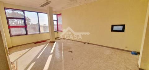 Armazém com 910 m2 inserido num terreno com a área total de 2.780 m2 em São Miguel do Souto