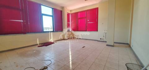 Armazém com 910 m2 inserido num terreno com a área total de 2.780 m2 em São Miguel do Souto