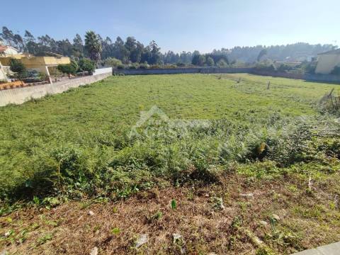 Terreno para construção de 1800 m2 com 33 m de frente em Nogueira da Regedoura